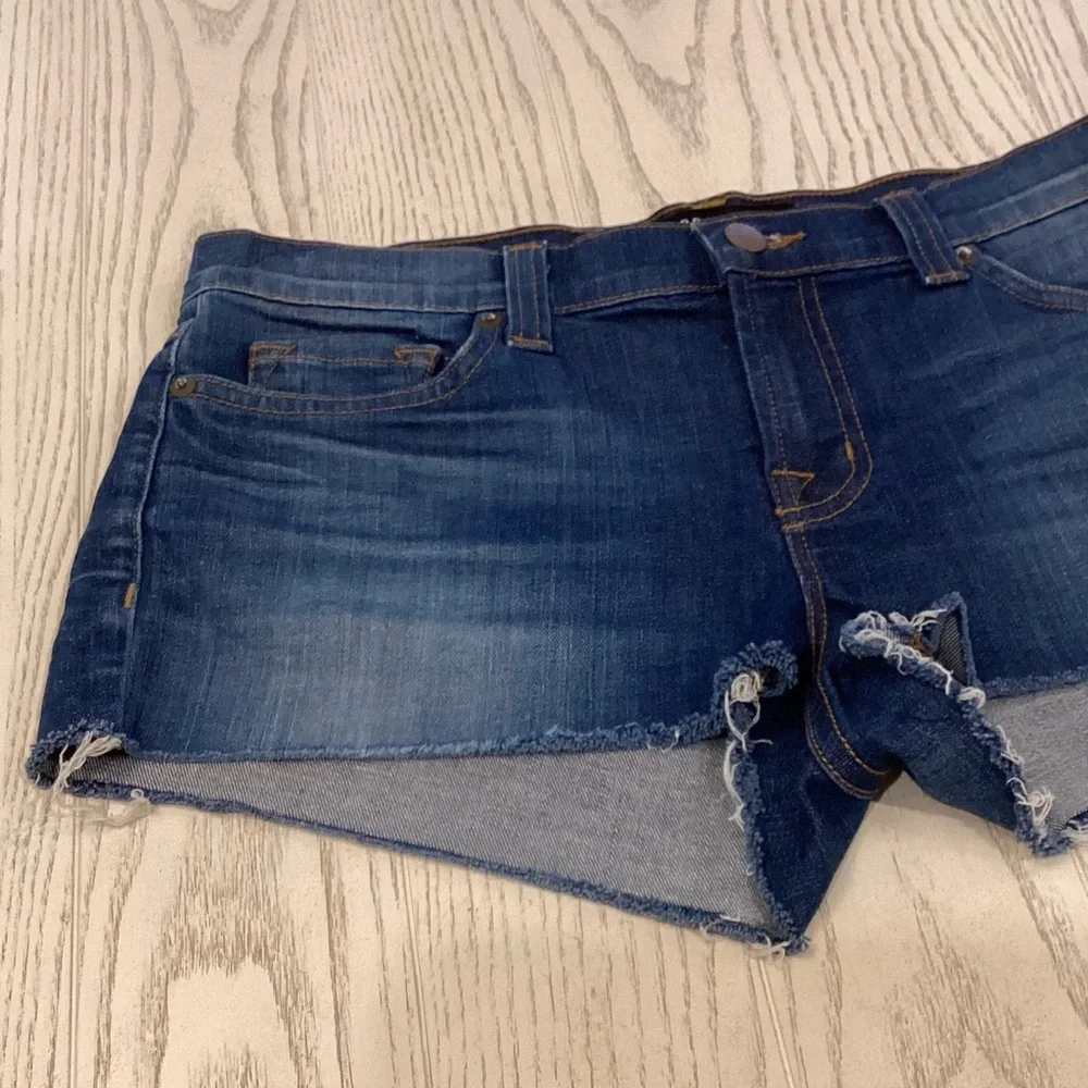 J Brand 27 (US 4) Cut-Off Denim Shorts Karma Women’s Low Rise Stretch Dark Wash